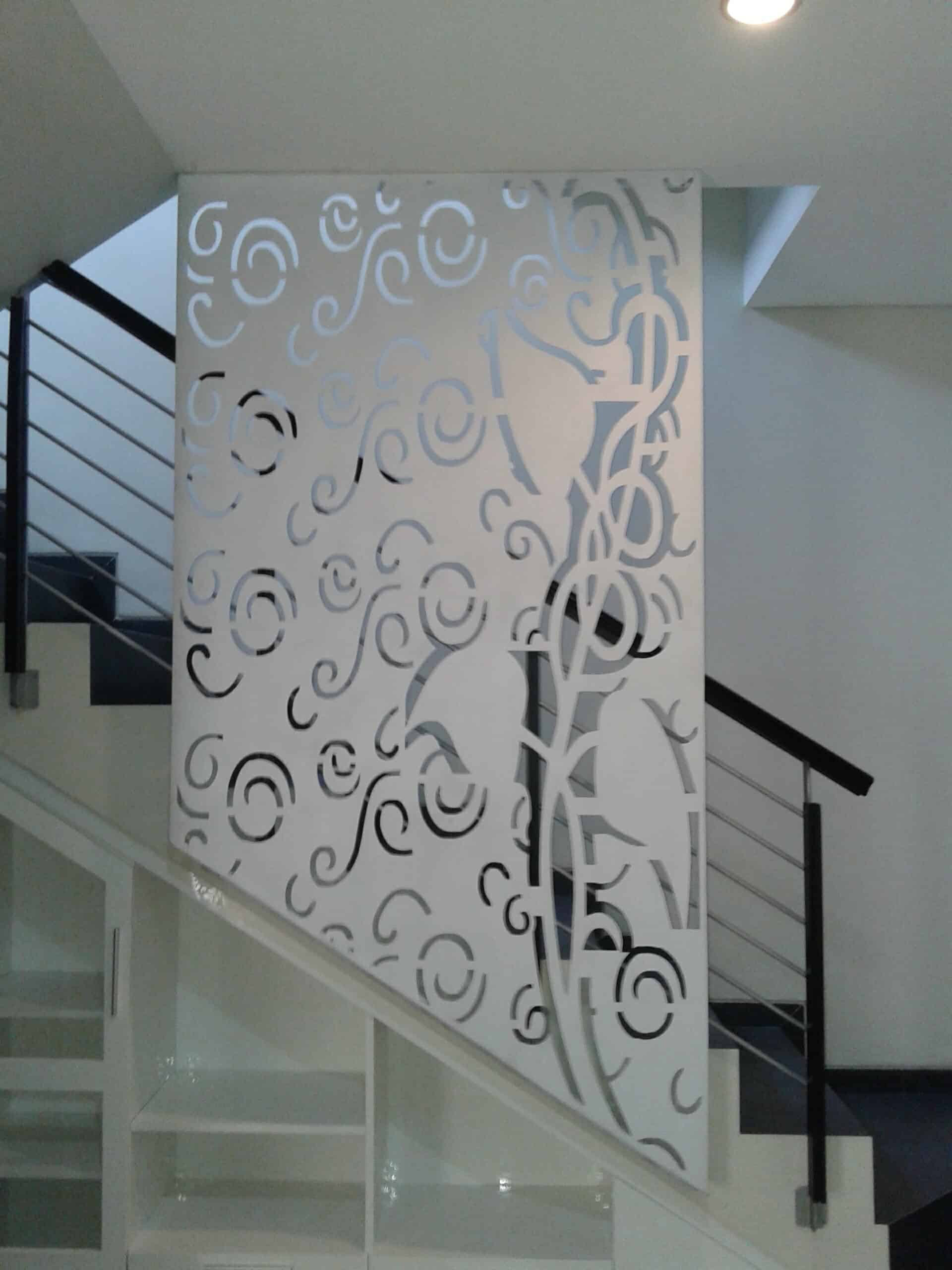 panel dekoratif laser cutting minimalis pada tangga motif angin sepoi-sepoi