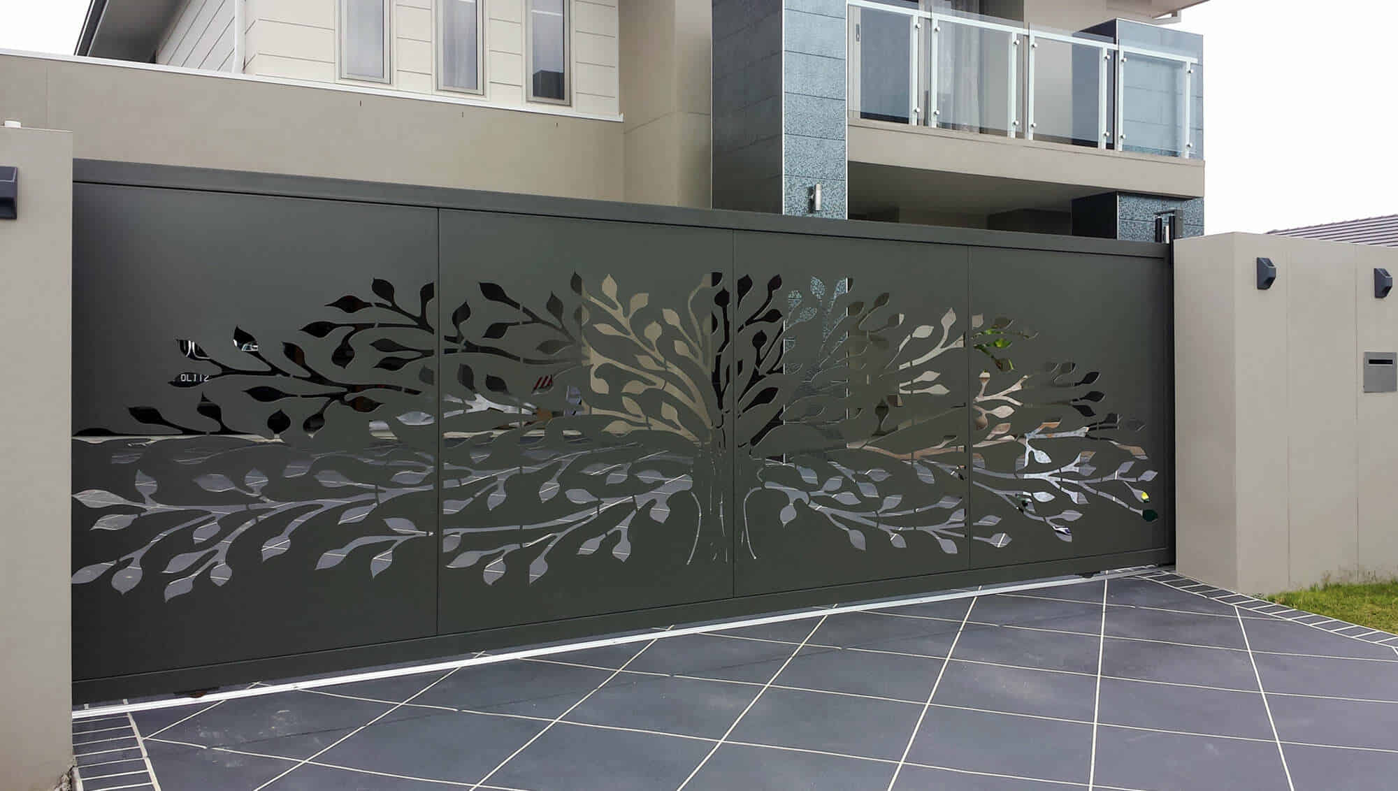 gerbang rumah dengan plat metal potong laser motif daun rimbun